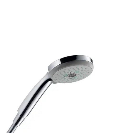 Hansgrohe Handbrause mit runder Kopfpartie und integrierten Düsen, montiert an einem gebogenen, verchromten Griff. Hintergrund ist neutral und hell.